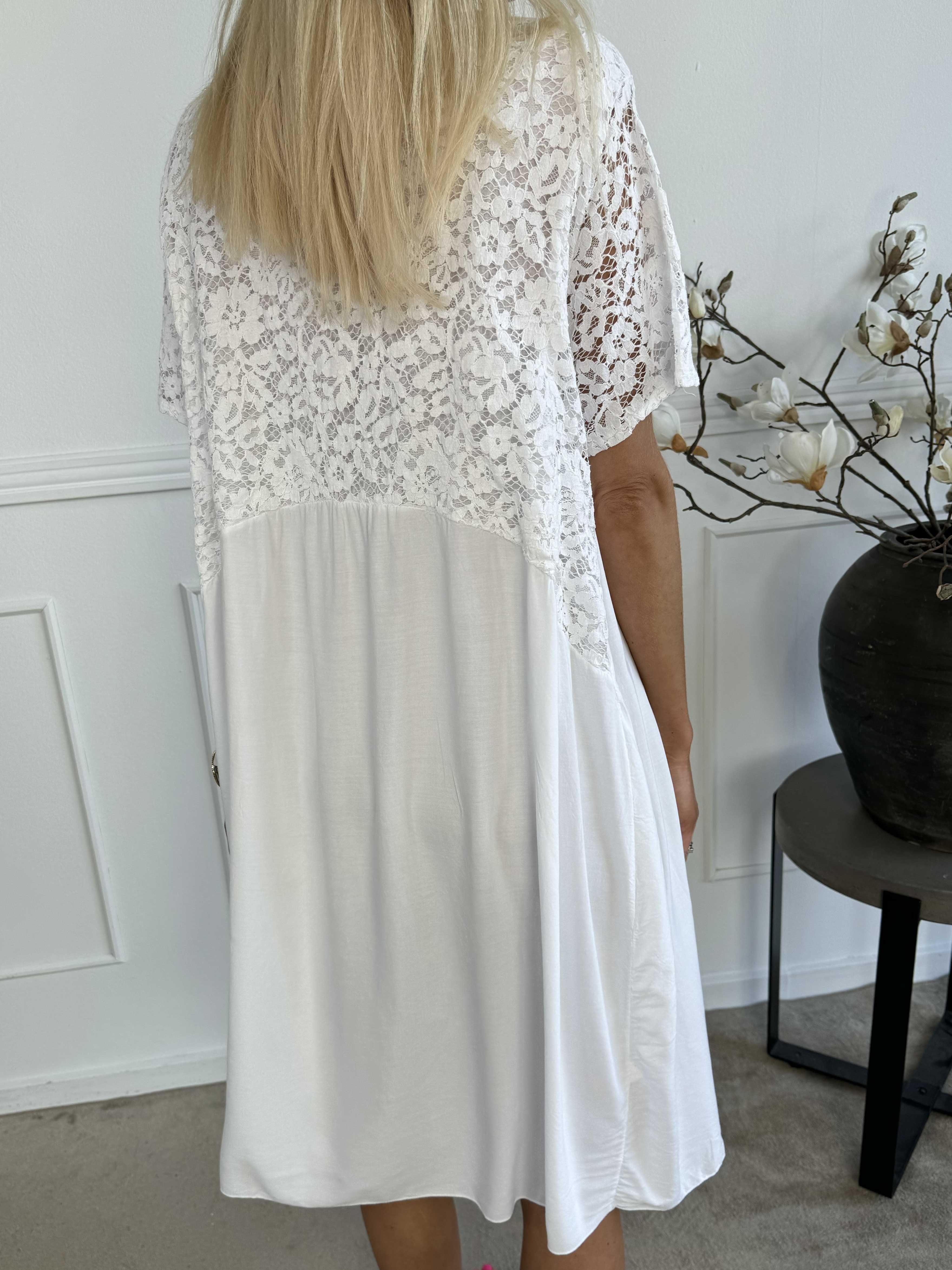 Sannie - Söt klänning med spets och fickor